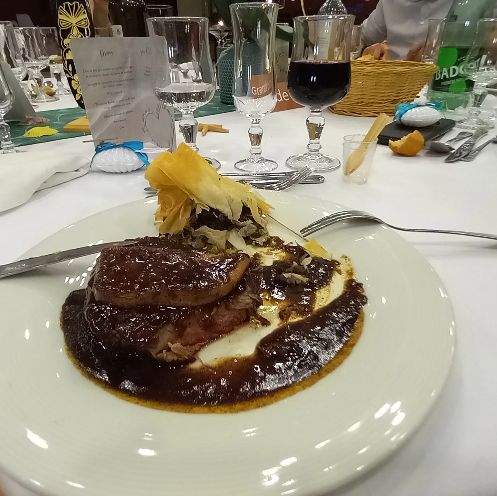 Plat chaud gastronomique servi lors d’un repas de réception, cuisine traditionnelle de traiteur pour événement en Gironde