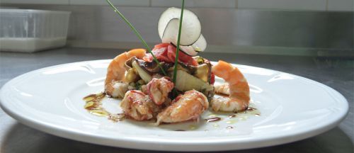 Plat gastronomique de traiteur traditionnel en Gironde, création raffinée à base de fruits de mer pour réception et événement