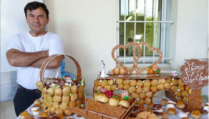Chef traiteur présentant une pièce montée de desserts pour mariage et réception en Gironde, création artisanale et gourmande