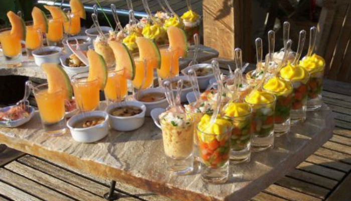 Cocktail dînatoire avec verrines et bouchées apéritives préparées par un traiteur traditionnel en Gironde pour réception